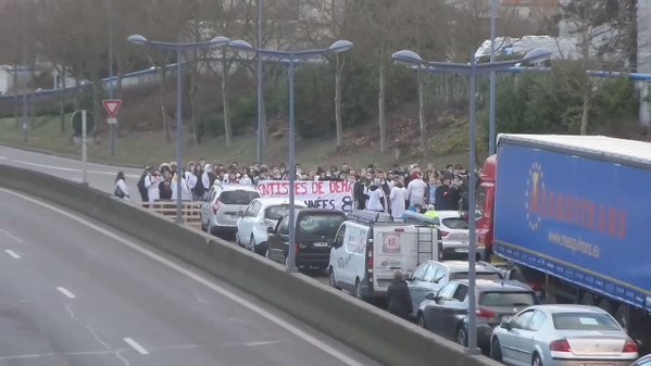 120 étudiants bloquent l'autoroute A330 à Nancy