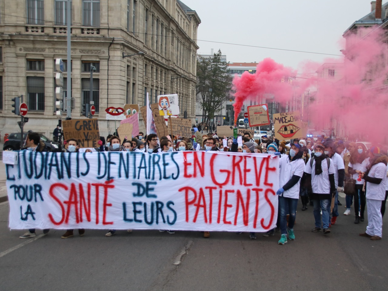 Etudiants dentaires en grève dans la rue - Dentaire service